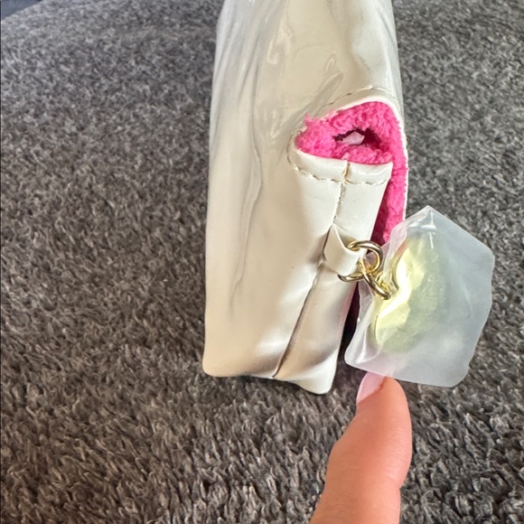 Juicy Couture white patient leather clutch /purse fluffy pink lining vintage - Picture 5 of 10